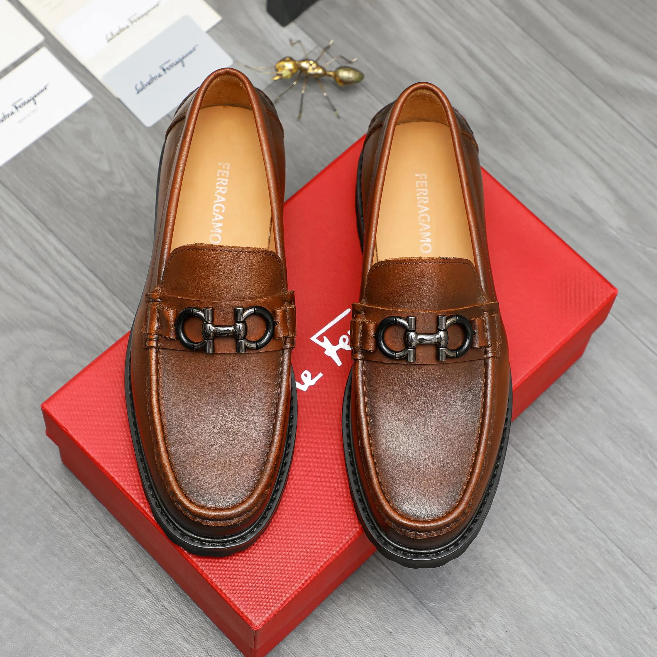 Men's shoes 💰442 Product trademark: Ferragamo "Ferragamo" business formal leather shoes Regular size: 38-46 (45.46 custom-made and non-returnable) Product materials: Selected color-brushed cowhide upper, cowhide lining, non-slip rubber outsole